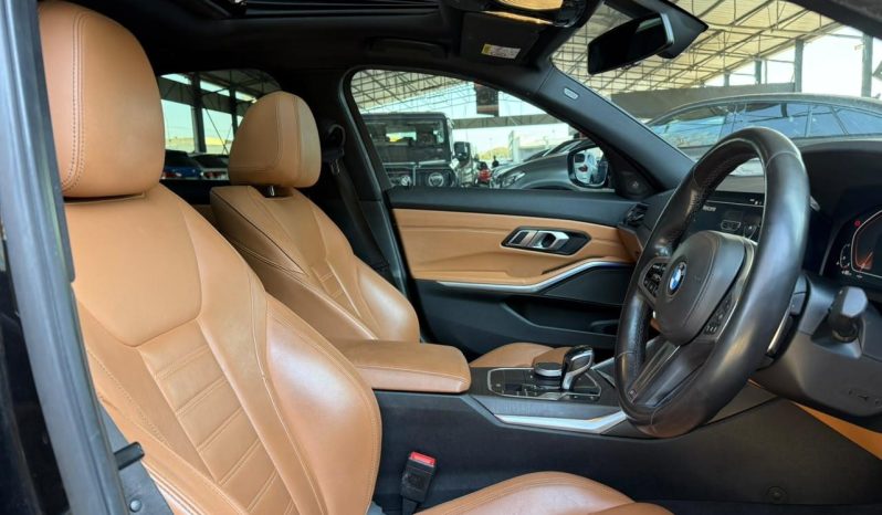 
								BMW 3 Series Sedan 330i M Sport Steptronic full									