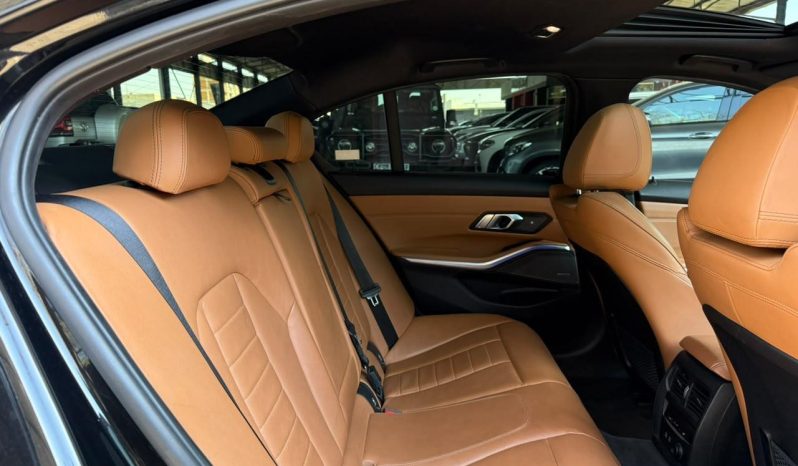 
								BMW 3 Series Sedan 330i M Sport Steptronic full									