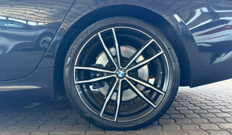 
								BMW 3 Series Sedan 330i M Sport Steptronic full									