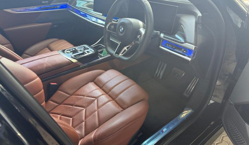 
								BMW 7 Series 740i M Sport full									
