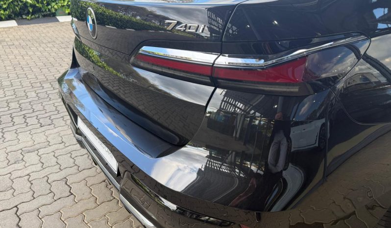 
								BMW 7 Series 740i M Sport full									