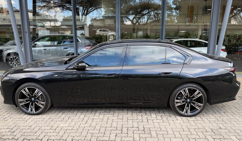 
								BMW 7 Series 740i M Sport full									