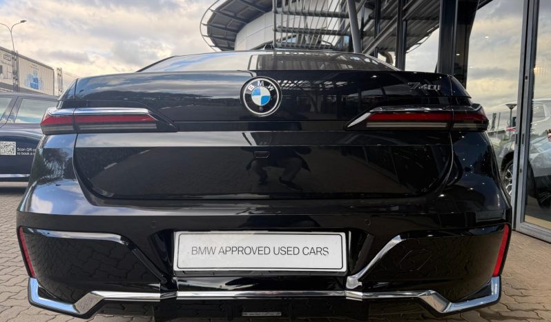 
								BMW 7 Series 740i M Sport full									