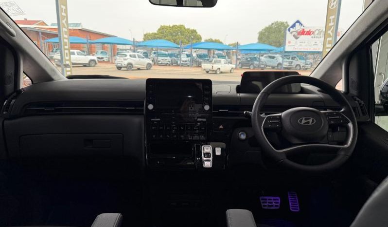 
								Hyundai Staria 2.2D Luxury 9 Seater At full									