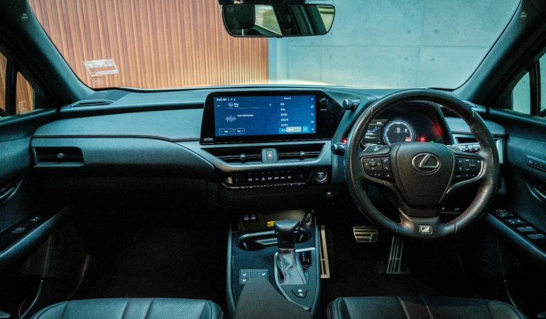 
								Lexus Ux 250H F-Sport Bi-Tone full									