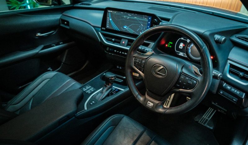 
								Lexus Ux 250H F-Sport Bi-Tone full									