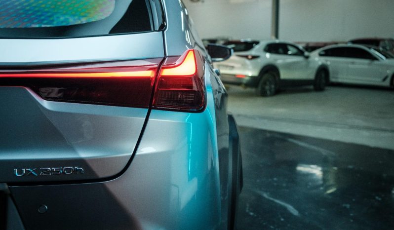 
								Lexus Ux 250H F-Sport Bi-Tone full									