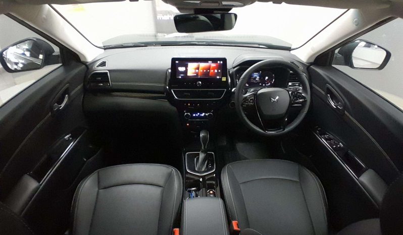 
								Mahindra XUV 3XO 1.2T AX7L AT full									