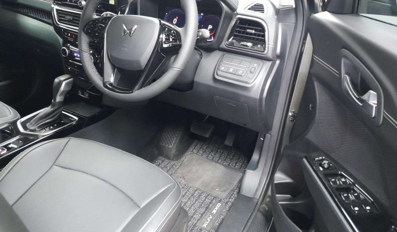 
								Mahindra XUV 3XO 1.2T AX7L AT full									