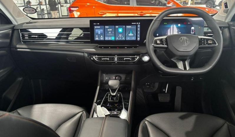 
								MG Hs 1.5T Luxury At full									