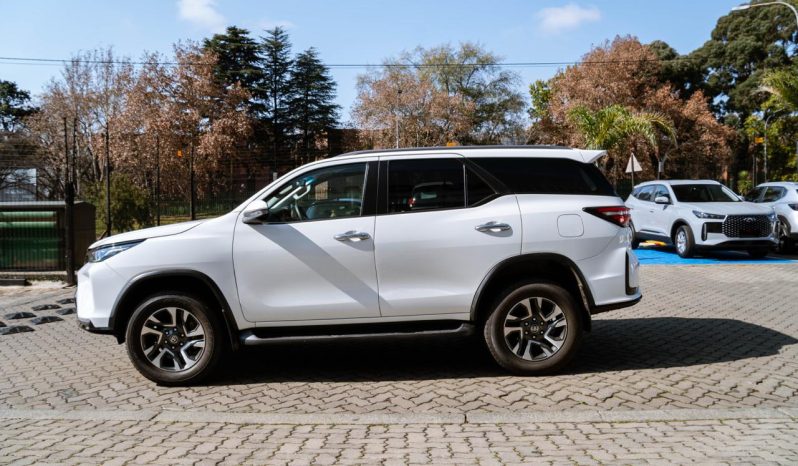 
								Toyota Fortuner 2.4GD-6 4×4 full									