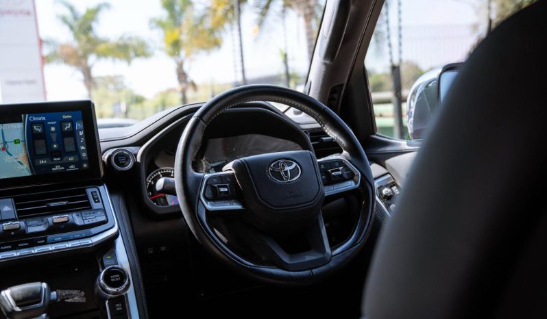 
								Toyota Land Cruiser 300 3.3D ZX full									
