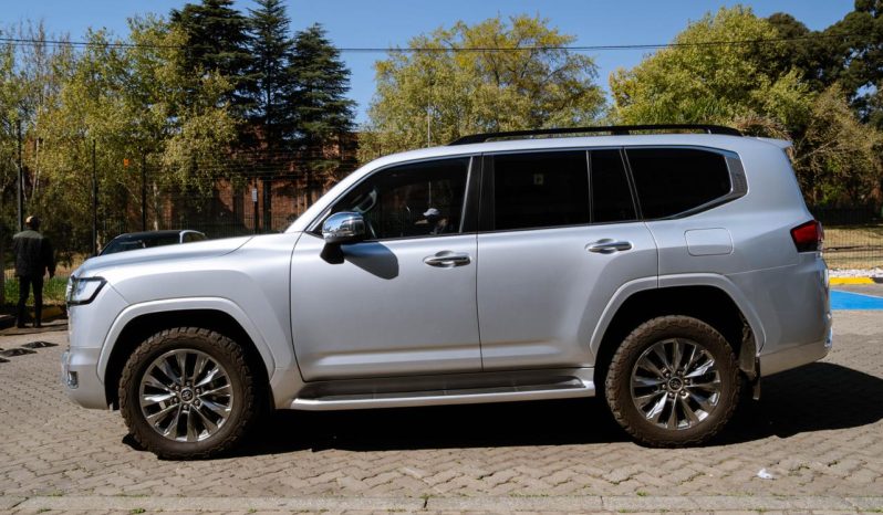 
								Toyota Land Cruiser 300 3.3D ZX full									