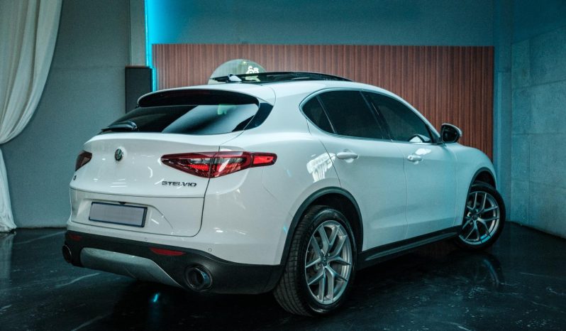 
								Alfa Romeo Stelvio 2.0T Q4 First Edition full									