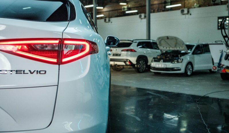 
								Alfa Romeo Stelvio 2.0T Q4 First Edition full									