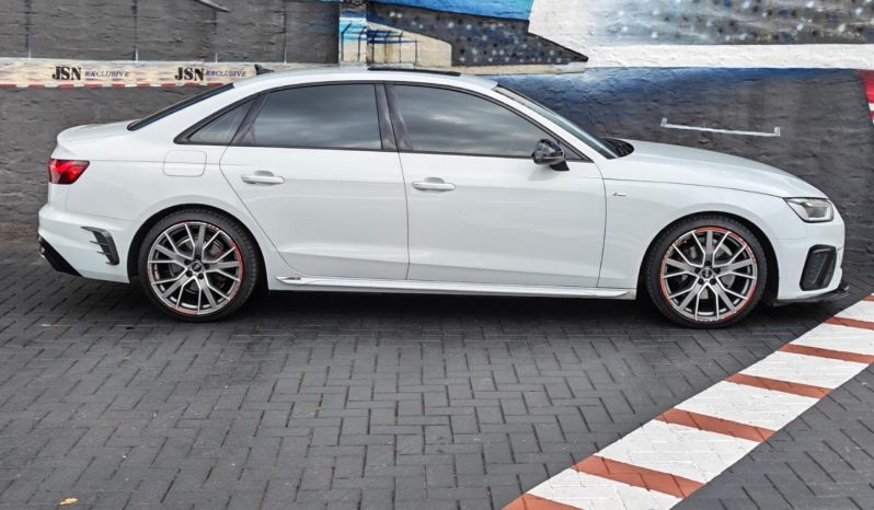 
								Audi A4 Sedan 40 Tfsi S Tronic full									