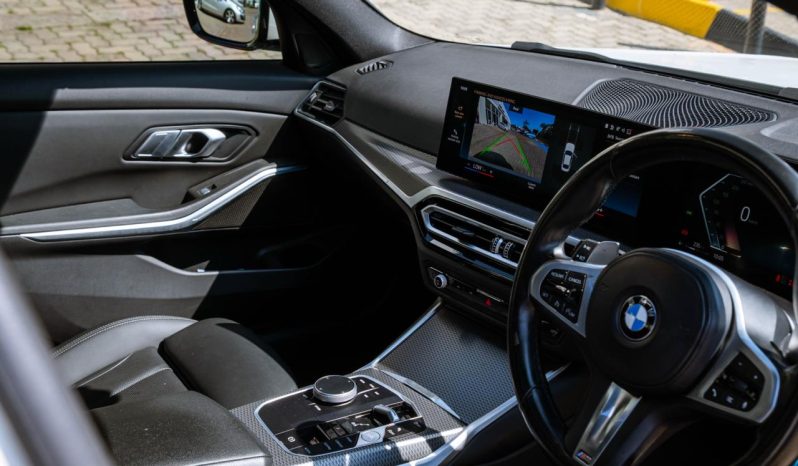
								BMW 3 Series 320i M Sport full									