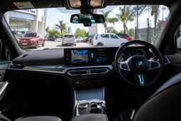 
										BMW 3 Series 320i M Sport full									