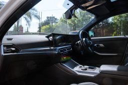 
										BMW 3 Series 320i M Sport full									
