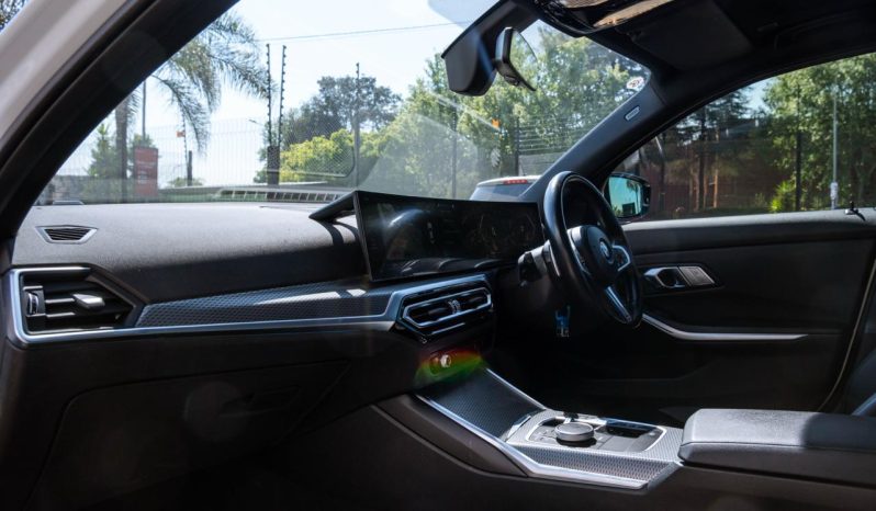 
								BMW 3 Series 320i M Sport full									