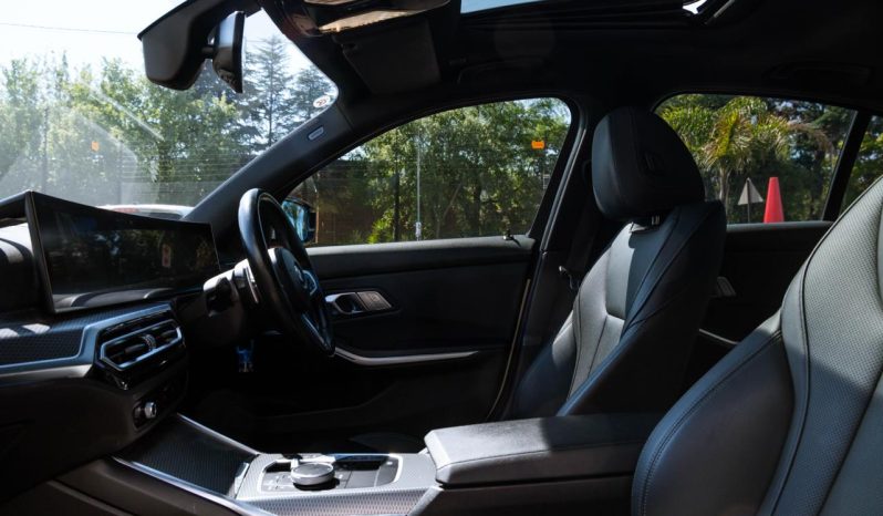 
								BMW 3 Series 320i M Sport full									