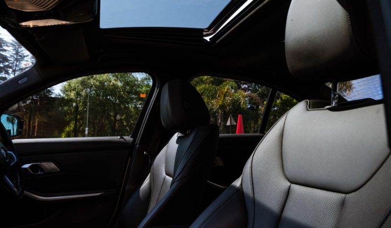 
								BMW 3 Series 320i M Sport full									