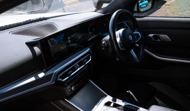 
								BMW 3 Series 320i M Sport full									