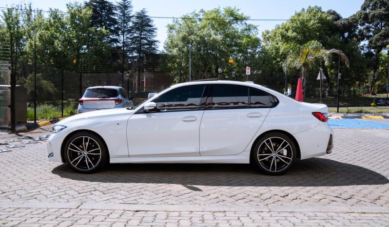 
								BMW 3 Series 320i M Sport full									