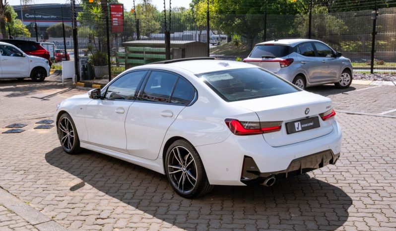 
								BMW 3 Series 320i M Sport full									