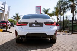 
										BMW 3 Series 320i M Sport full									