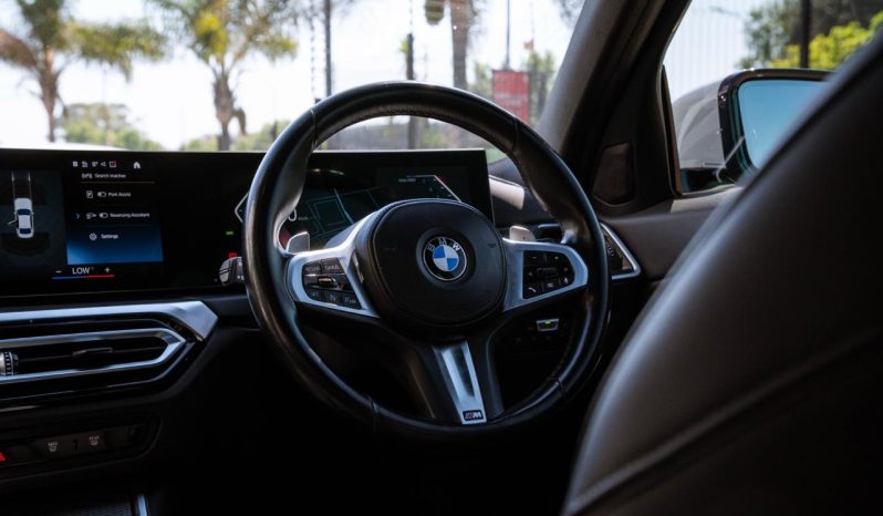 
								BMW 3 Series 320i M Sport full									