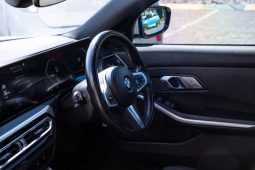 
										BMW 3 Series 320i M Sport full									
