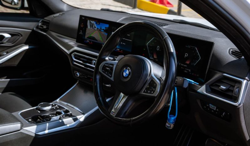 
								BMW 3 Series 320i M Sport full									