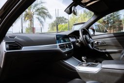 
										BMW 3 Series 330i M Sport full									