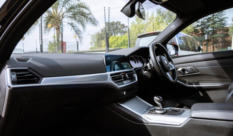 
								BMW 3 Series 330i M Sport full									