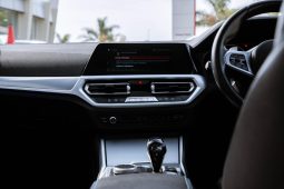 
										BMW 3 Series 330i M Sport full									