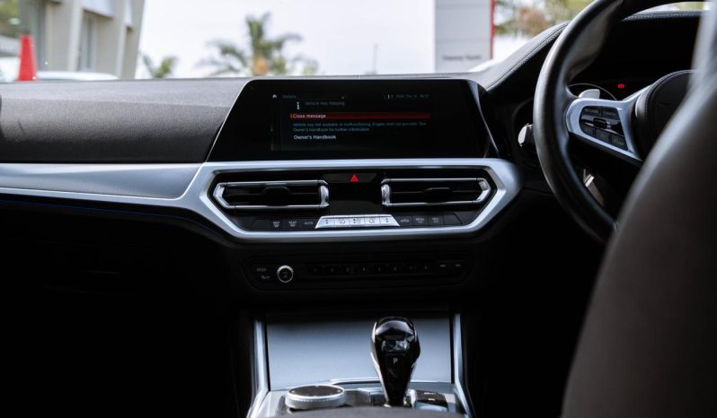 
								BMW 3 Series 330i M Sport full									