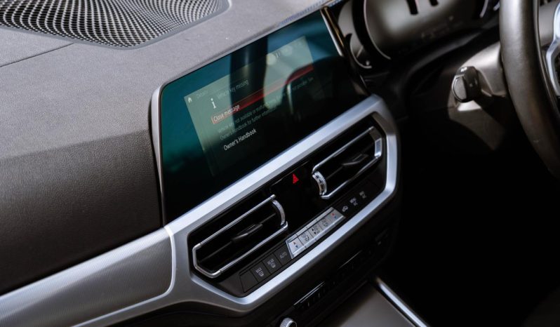 
								BMW 3 Series 330i M Sport full									