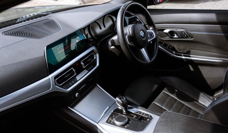 
								BMW 3 Series 330i M Sport full									