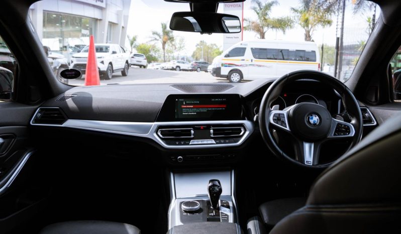 
								BMW 3 Series 330i M Sport full									