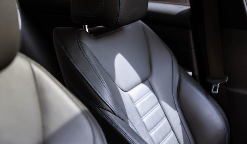
								BMW 3 Series 330i M Sport full									
