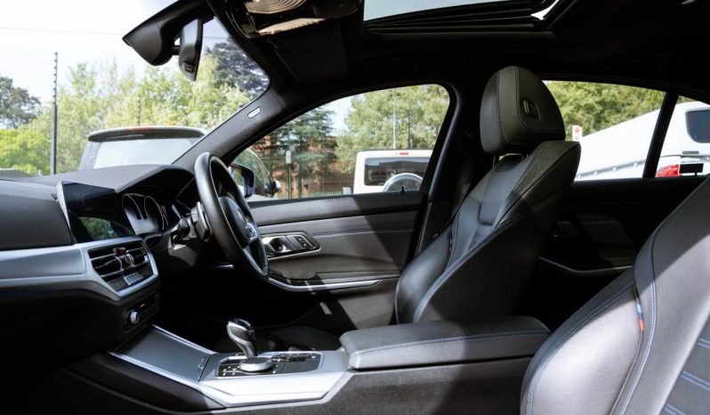 
								BMW 3 Series 330i M Sport full									