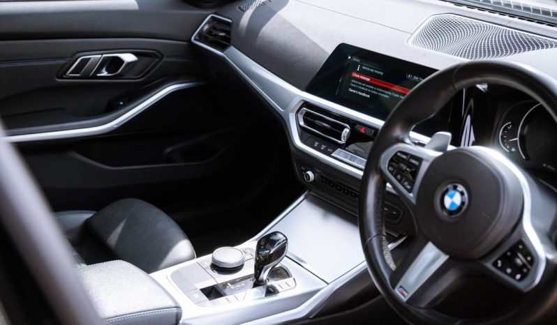 
								BMW 3 Series 330i M Sport full									