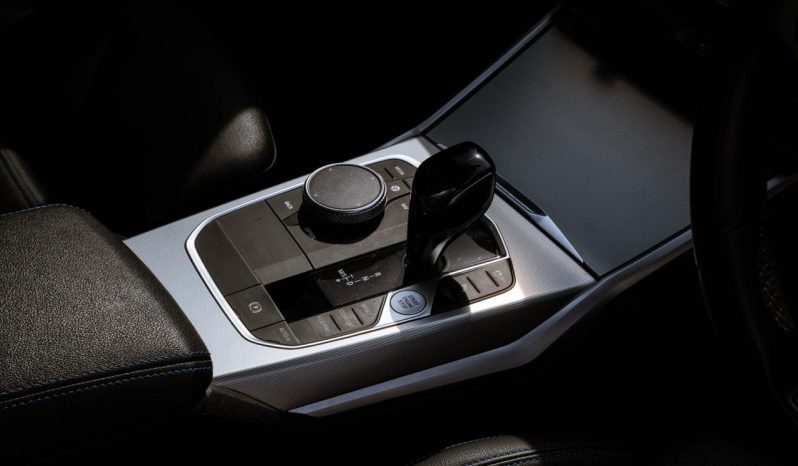 
								BMW 3 Series 330i M Sport full									