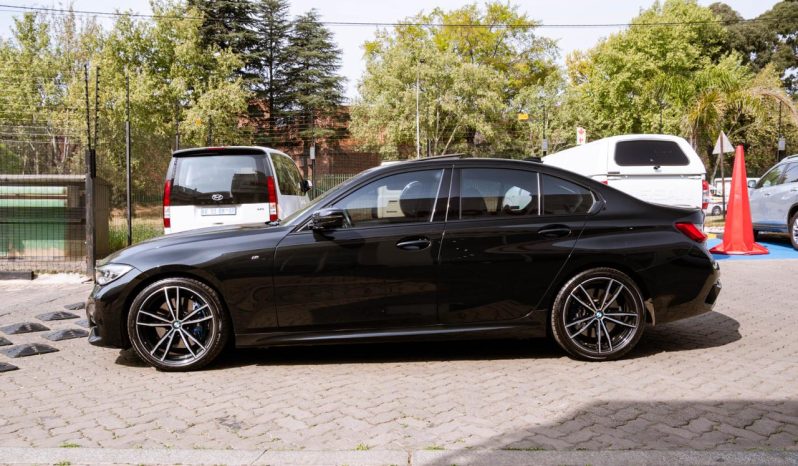
								BMW 3 Series 330i M Sport full									