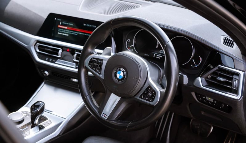 
								BMW 3 Series 330i M Sport full									