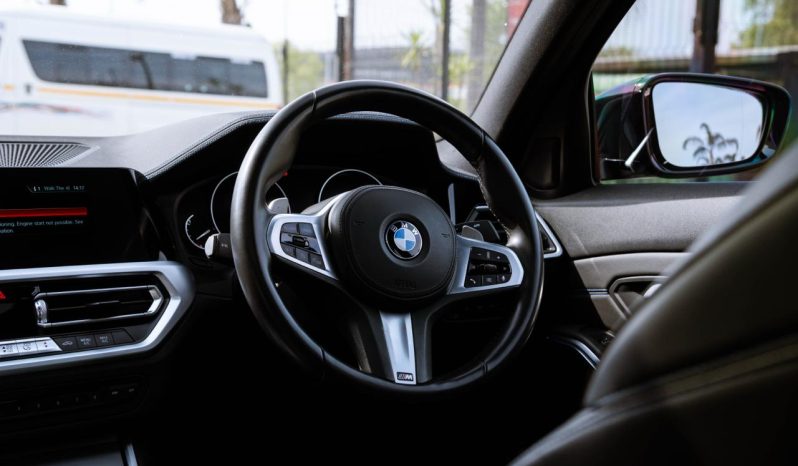 
								BMW 3 Series 330i M Sport full									