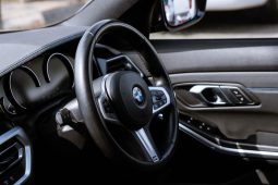 
										BMW 3 Series 330i M Sport full									