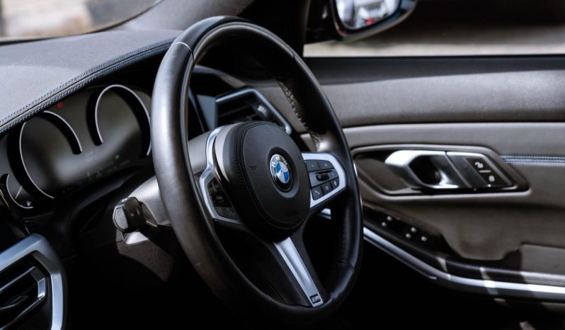 
								BMW 3 Series 330i M Sport full									