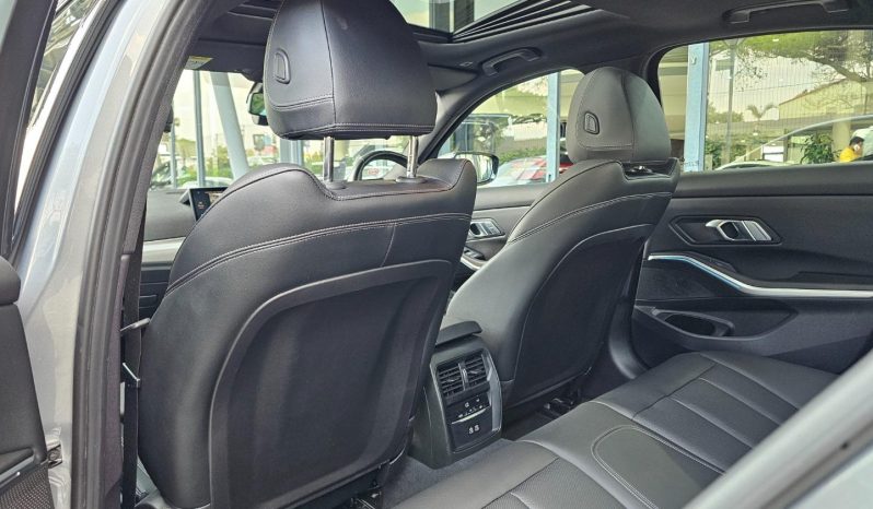 
								BMW 3 Series Sedan 320i M Sport At full									
